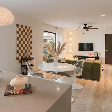 70's Experience In With Pool View Apartment