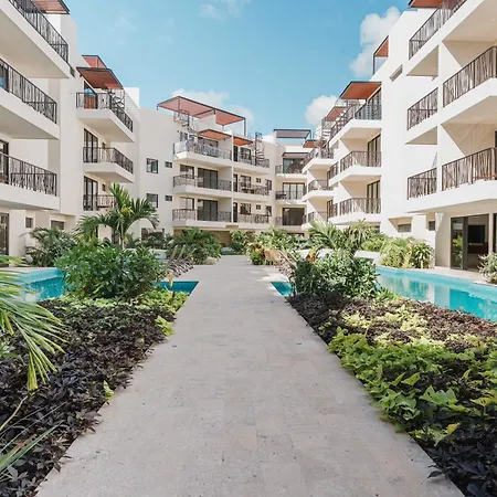 70's Experience In With Pool View Apartment