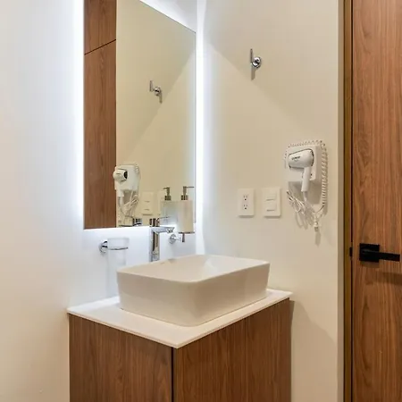 Brand New With King Bed And Rooftop Pool *