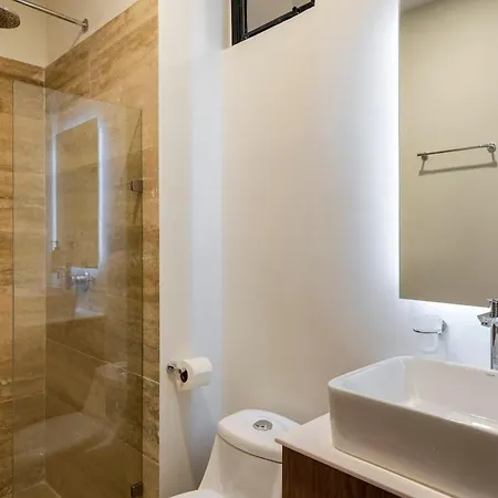 Brand New With King Bed And Rooftop Pool