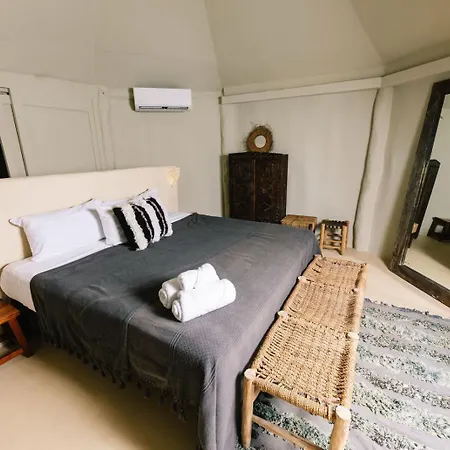 Amana , Front Hotel