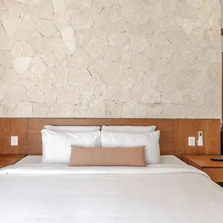 Sam Chak: Exclusive Retreat With Private Pool And Concierge *