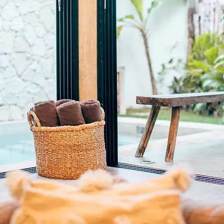 Round Luxury Jungle Priv Pool-concierge 4a