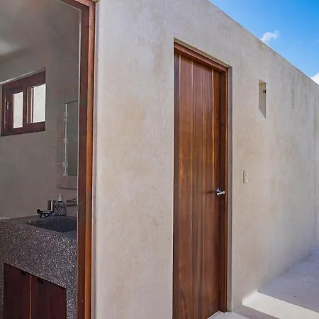 Alux, La Veleta Villa