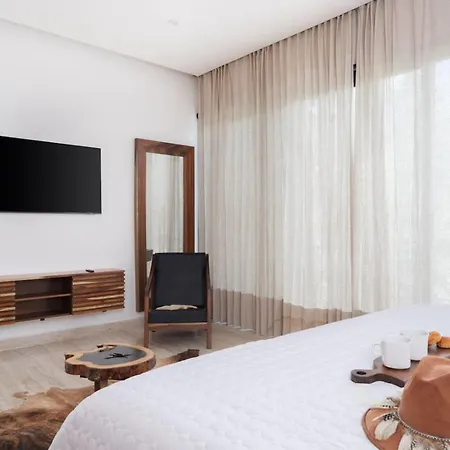 Amalia 5 Bdr W Private Pool In Aldea Zama *