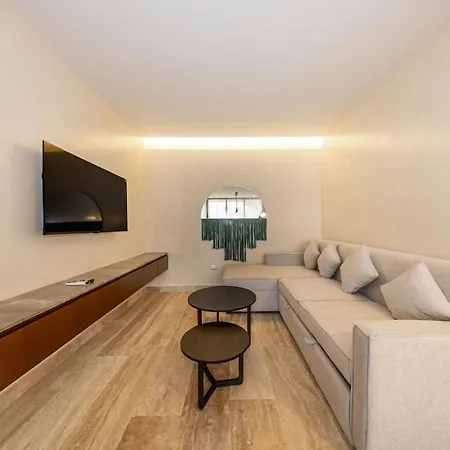 Lux 2br W Rooftop Pool And Close To