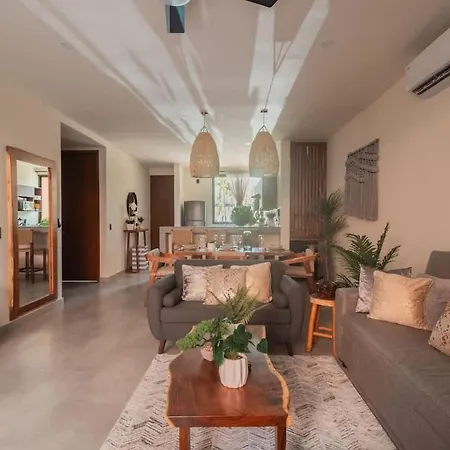 Stylish Duplex Lower Level 2-br Wifi Pool Gym *