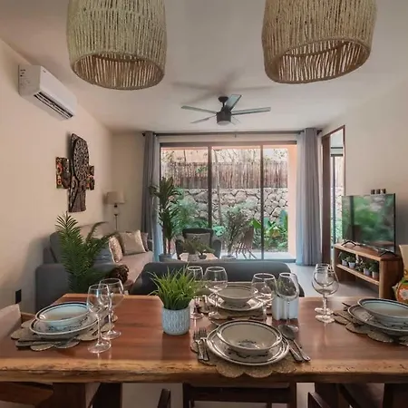 Stylish Duplex Lower Level 2-br Wifi Pool Gym Apartment