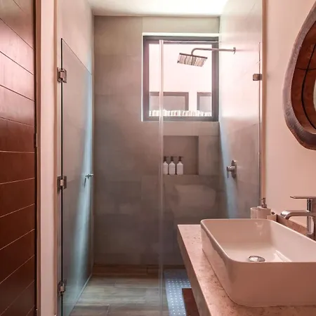 Stylish Duplex Lower Level 2-br Wifi Pool Gym *