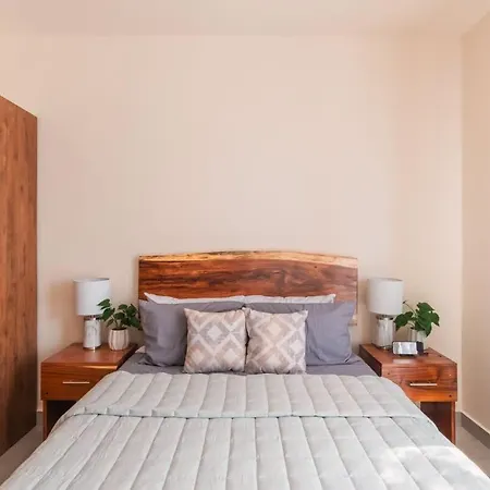 Stylish Duplex Lower Level 2-br Wifi Pool Gym Apartment *
