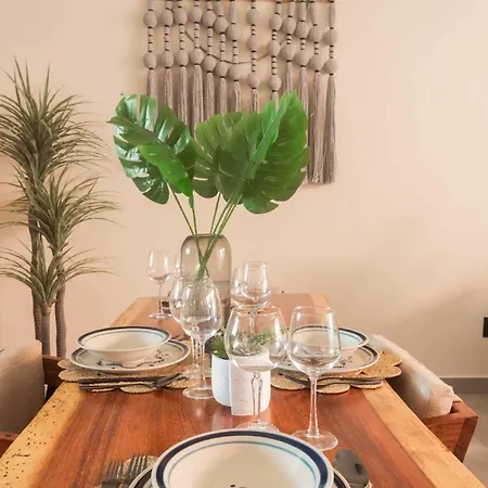Stylish Duplex Lower Level 2-br Wifi Pool Gym Apartment