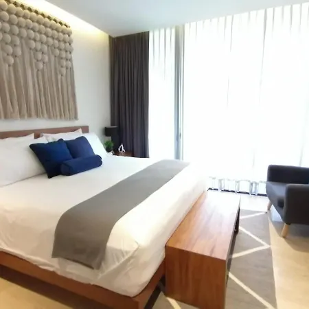 Apartment King Bed Cool Pool Hammock Gym Wifi Hyde