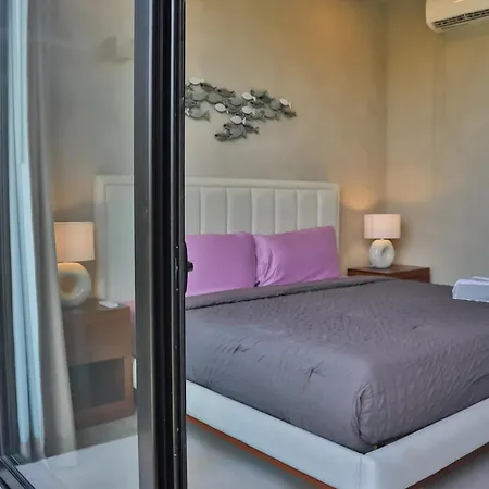 Apartment Quiet 4br Townhouse With Private Pool, Roof, Patio