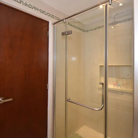Peaceful Penthouse With Private Rooftop In Gated Community Apartamento