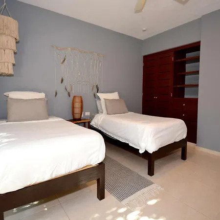 Peaceful Penthouse With Private Rooftop In Gated Community