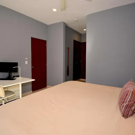 Peaceful Penthouse With Private Rooftop In Gated Community Apartamento