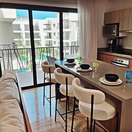 Apartment 1 Bedroom With King Bed And Balcony With Amenities View *