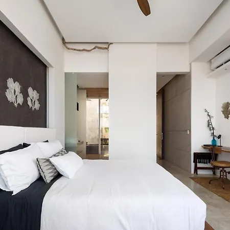 Luxury Oceanfront Estate With Pool, Staff, Sleeps 24 *