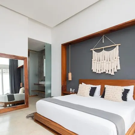 Luxury Oceanfront Estate With Pool, Staff, Sleeps 24 Villa *