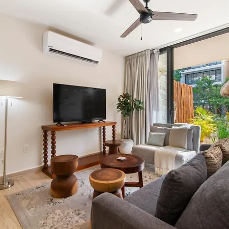 Tropical Getaway In With Private Pool Apartment