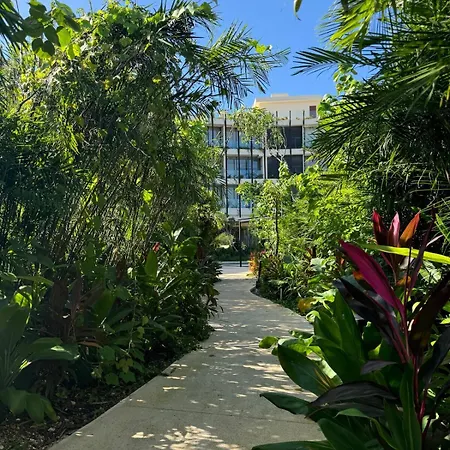 Luxurious Mistiq Gardensii Pool Beachclub Tulum
