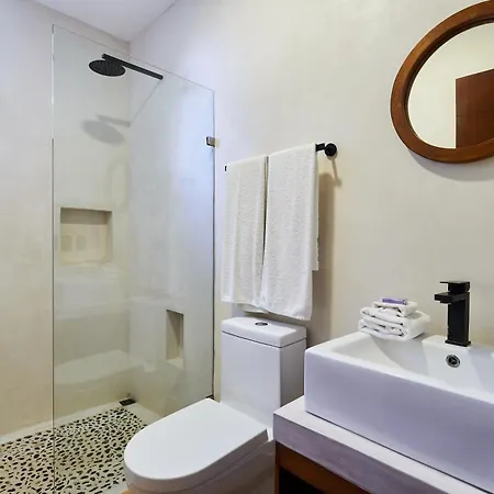 Casa Baay - Private 17 Bedroom House, 34 Pax, Rooftop And Pool + Concierge Holiday home *