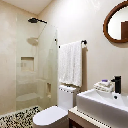 Casa Baay - Private 17 Bedroom House, 34 Pax, Rooftop And Pool + Concierge Holiday home