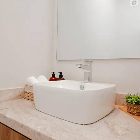 Stylish 3br Penthouse In Pool, Bbq, Gym