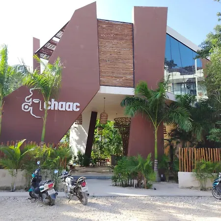 Enmedio De La Zona Hotelera Y El Centro Tulum