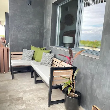 Luxury 3bd With Balcony And Rooftop Pool Apartment