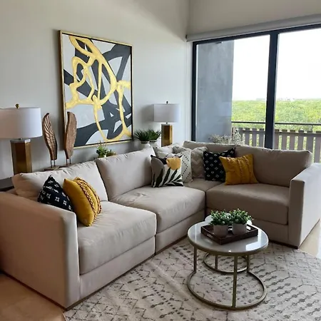 Luxury 3bd With Balcony And Rooftop Pool Apartment