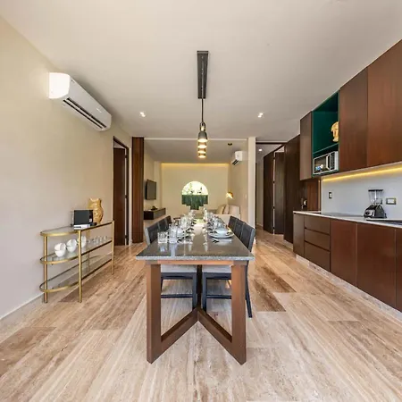 Elegant 2br W Rooftop Pool Close To