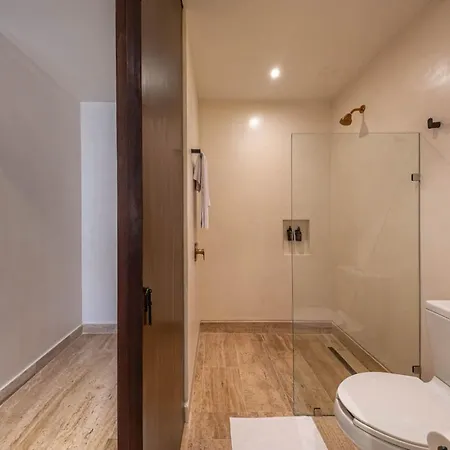 Elegant 2br W Rooftop Pool Close To Holiday home *
