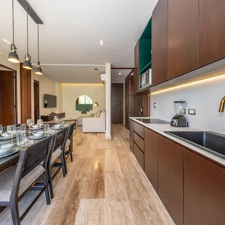 Elegant 2br W Rooftop Pool Close To Holiday home