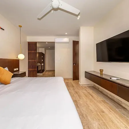 Elegant 2br W Rooftop Pool Close To