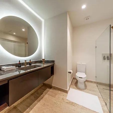 Elegant 2br W Rooftop Pool Close To Holiday home