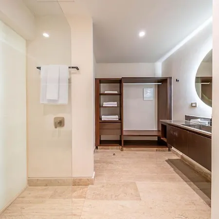 Elegant 2br W Rooftop Pool Close To