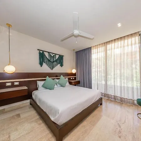 Elegant 2br W Rooftop Pool Close To