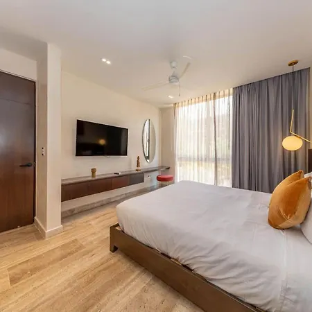 Elegant 2br W Rooftop Pool Close To