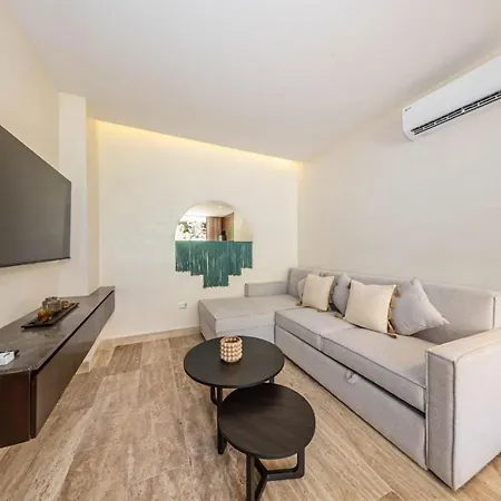 Elegant 2br W Rooftop Pool Close To Holiday home