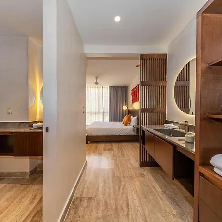 Elegant 2br W Rooftop Pool Close To Holiday home