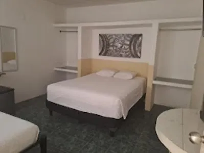 Emotion Avenida & Hostel Tulum