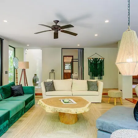 Luxurious Oasis Jacuzzi With Art Gallery And Pool Apartment
