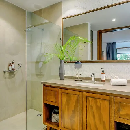 Luxurious Oasis Jacuzzi With Art Gallery And Pool Apartment