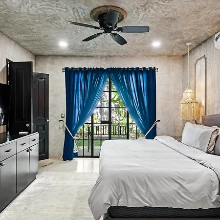 Casa Halo - Mansion, Nightclub, Pool, Sonos, Gated, Staff Villa *