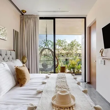 Luxury Penthouse With Private Rooftop Pool *