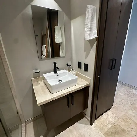With Balcony In The Downtown, Wifi 150mb, Laundry And Parking Free Apartment *