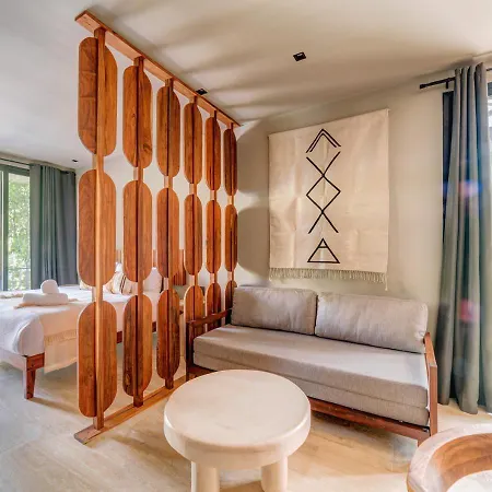 Luxurious Oasis Jacuzzi With Art Gallery And Pool *