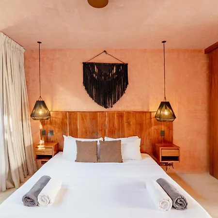 Villa Chic 2br With Rooftop Pool & Terrace