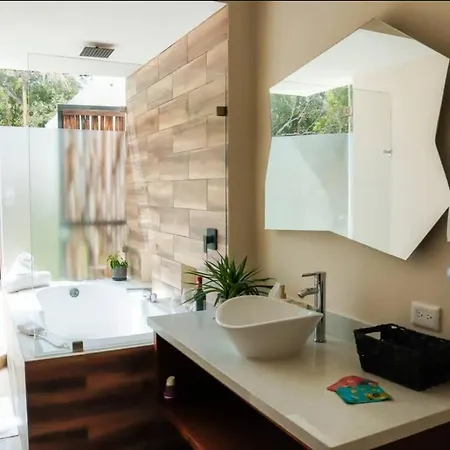 Stunning 4br Tropical Chic With Private Pool Garden & Modern Comforts *